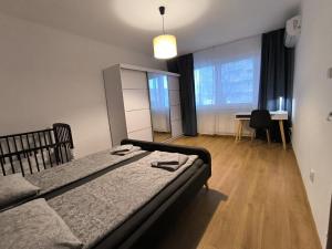 une chambre avec un lit et un bureau dans l'établissement Zvolen Comfort Stay - Pohodlné Ubytovanie Zvolen, à Zvolen