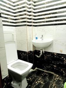 Ένα μπάνιο στο Hotel Best Quality PVR Near Railway Station