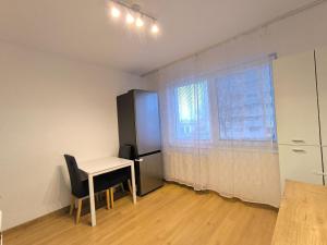 une pièce avec un bureau, une chaise et une fenêtre dans l'établissement Zvolen Comfort Stay - Pohodlné Ubytovanie Zvolen, à Zvolen 41 autres photos