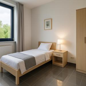 une chambre avec un lit et une fenêtre dans l'établissement Monteur- und Ferienunterkunft Ludwigsfelde, à Ludwigsfelde 2 autres photos