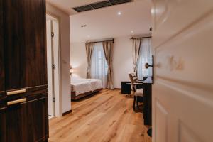 une chambre avec un lit et un bureau dans une pièce dans l'établissement Wine & boutique hotel Terbotz, à Štrigova