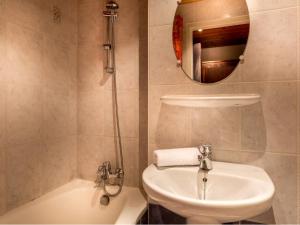 Ένα μπάνιο στο Appartement centre-ville, proche pistes, 10 pers, WiFi - FR-1-519-14