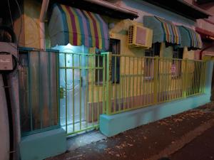 une porte sur le côté du bâtiment dans l'établissement Artsy entire House, fully equipped, 2 rooms, 2 beds, parking, all to yourself!, à Bucarest