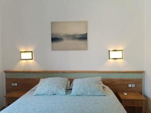 een slaapkamer met een bed met twee verlichting bij Green Holiday Island in Maspalomas +18 foto's