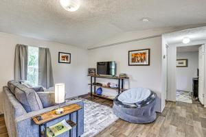 Floral CityRiverfront Floral City Stay with Dock and Hot Tub!的客厅里有一张沙发和一张桌子。