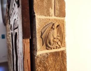 a stone pillar with a squirrel on a wall at Casa Rural Lorehonea in Artariáin