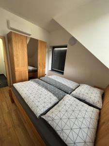 Un dormitorio con dos camas en una habitación. en Palace Inn, en Jíloviště