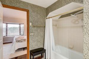een badkamer met douche en ligbad bij Chetola: Robin 1 in Blowing Rock +30 foto's