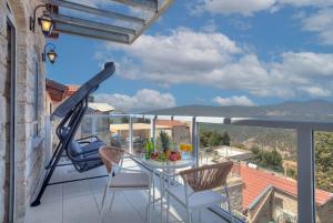 Un balcón con mesa y sillas y una vista en Mountain Top Views -203- נופי פסגות, en Safed