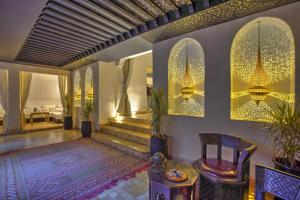 ein Wohnzimmer mit einer Lobby mit einem Tisch und Stühlen in der Unterkunft Riad Bijoux Marrakech in Marrakesch