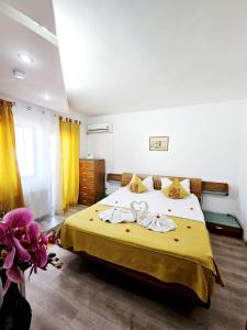 Postel nebo postele na pokoji v ubytování Pensiunea Red Rose Apartments