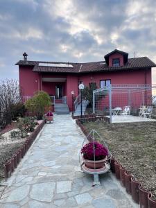 a house with a basket of flowers in front of it at Villa Lilli Beta Bella Appartamento Verde comfort inclusivo design senza barriere in Neive