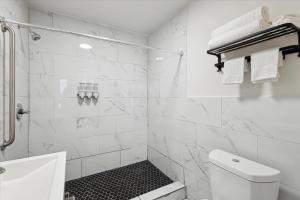 Ένα μπάνιο στο Airport Hanger Suite I