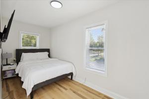 Ένα ή περισσότερα κρεβάτια σε δωμάτιο στο Airport Hanger Suite I