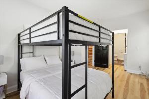 Ένα ή περισσότερα κρεβάτια σε δωμάτιο στο Airport Hanger Suite I