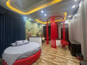 - une chambre avec un lit doté de rideaux rouges dans l'établissement Heaven, à Xuân Viên