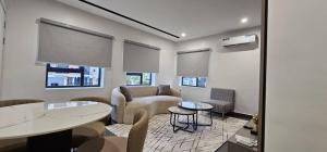 una sala de estar con un sofá y una mesa en The Urbanest, en Lagos