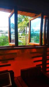 une fenêtre sur un train donnant sur l'océan dans l'établissement appart OUR HOME, à Palimé
