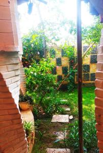 - une vue sur le jardin depuis l'extérieur de la maison dans l'établissement appart OUR HOME, à Palimé