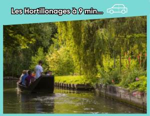 un groupe de personnes dans un bateau sur une rivière dans l'établissement La POP HOUSE, Netflix, Wi-Fi Fibre, 6 couchages, à Amiens