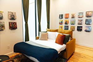 Giường trong phòng chung tại Loft 307 - The William - Vinyl - Downtown Vibes