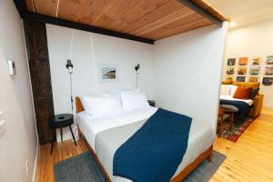 Giường trong phòng chung tại Loft 307 - The William - Vinyl - Downtown Vibes +26 ảnh