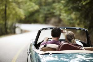 Ein Mann und eine Frau fahren im Auto in der Unterkunft Country Inn & Suites by Radisson, Omaha Airport, IA in Omaha