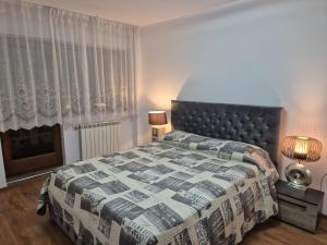 Postel nebo postele na pokoji v ubytování Cozy Central