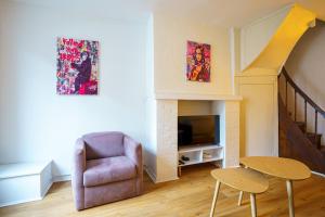 un salon avec une chaise et une télévision dans l'établissement La POP HOUSE, Netflix, Wi-Fi Fibre, 6 couchages, à Amiens