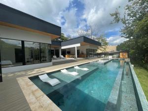 Bazén v ubytování Casa McCash nebo v jeho okolí + 11 fotografií