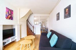 un salon avec un canapé et une télévision dans l'établissement La POP HOUSE, Netflix, Wi-Fi Fibre, 6 couchages, à Amiens 13 autres photos