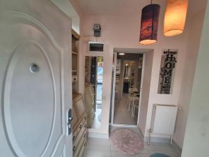 un couloir avec une porte et un miroir dans l'établissement Artsy entire House, fully equipped, 2 rooms, 2 beds, parking, all to yourself!, à Bucarest