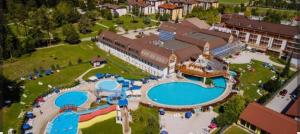 Una vista aérea de un complejo turístico con piscina. en Mia's room, en Zreče