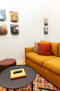 Khu vực ghế ngồi tại Loft 306 - The WIlliam - Atrium - Downtown Vibes