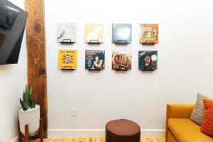 ein Wohnzimmer mit einer Wand mit Postern daran in der Unterkunft Loft 306 - The WIlliam - Atrium - Downtown Vibes in Birmingham