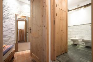a bathroom with a tub and a toilet and a sink at Casa Nemo - Riomaggiore, 5 Terre in Riomaggiore +26 photos