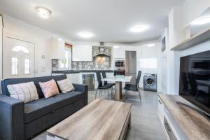 ein Wohnzimmer mit Sofa und Tisch in der Unterkunft El Rinconcito con Vistas al Mar in Los Menores