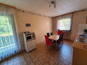 - une cuisine avec une table, une petite table et des chaises dans l'établissement Ferienhaus Erika, à Zorge
