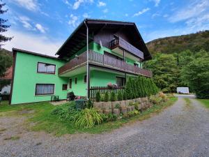 une maison verte avec un toit noir dans l'établissement Ferienhaus Erika, à Zorge