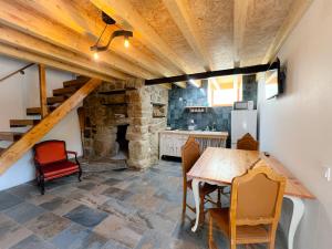 a kitchen and dining room with a table and chairs at JUNKEIRA - Casa, Douro e Campo in Junqueira