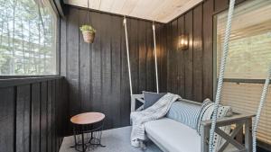 Posezení v ubytování Gorgeous 2 BR near Carowinds - Patio - Pool