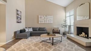 Posezení v ubytování Gorgeous 2 BR near Carowinds - Patio - Pool