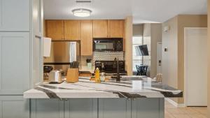 Kuchyň nebo kuchyňský kout v ubytování Gorgeous 2 BR near Carowinds - Patio - Pool + 38 fotografií