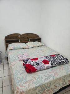 Ένα ή περισσότερα κρεβάτια σε δωμάτιο στο Kitnet