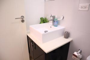 Un baño con un lavabo blanco y un espejo. en Oceanfront Studio Beach and Pool, en María Chiquita 24 fotos más