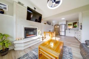 Televiisor ja/või meelelahutuskeskus majutusasutuses The Salty Hawk Hideaway - Chic Washington ADU