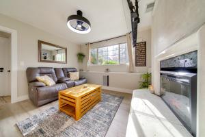 Istumisnurk majutusasutuses The Salty Hawk Hideaway - Chic Washington ADU