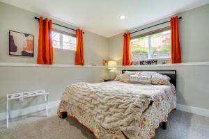 Voodi või voodid majutusasutuse The Salty Hawk Hideaway - Chic Washington ADU toas