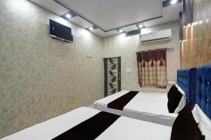 Μια τηλεόραση ή/και κέντρο ψυχαγωγίας στο Hotel O Sultanpur Railway Junction Formerly Sanskar Marriage Lawan +21 φωτογραφίες