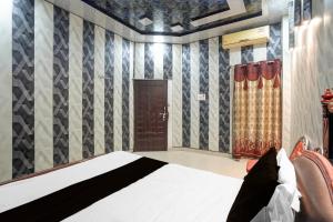 Ένα ή περισσότερα κρεβάτια σε δωμάτιο στο Hotel O Sultanpur Railway Junction Formerly Sanskar Marriage Lawan